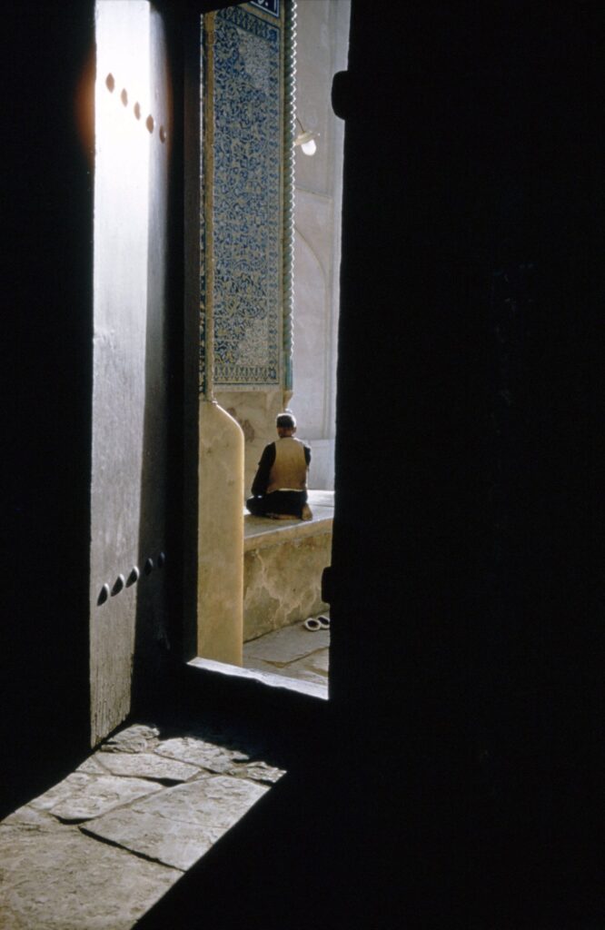 Masjid-i Shaikh Lutfullah, Isfahan, Iran. Baroness Marie-Thérèse Ullens de Schooten Collection. Courtesy of Harvard University, Fine Arts Library. 